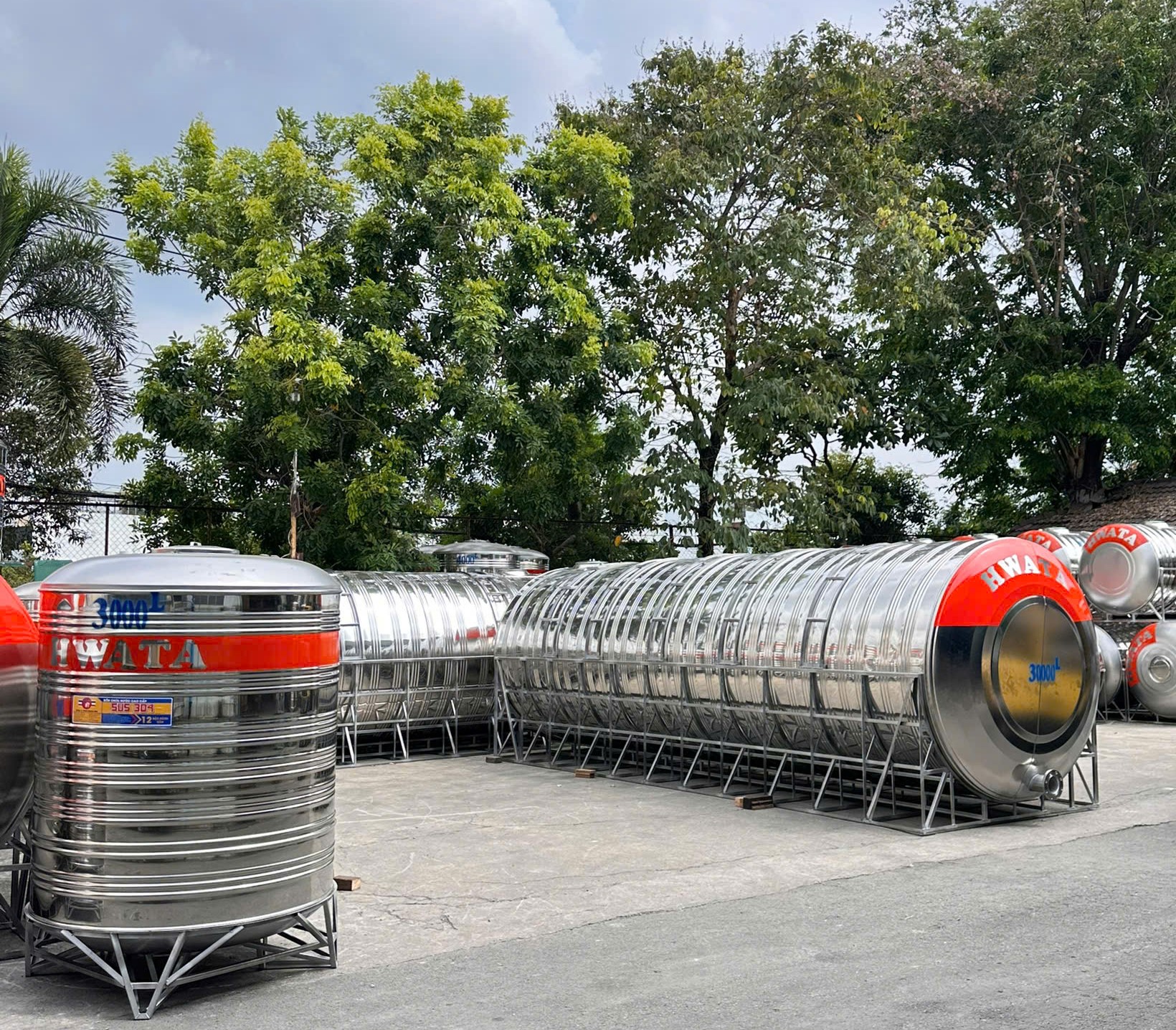 Vận chuyển và cẩu lắp bồn inox công nghiệp